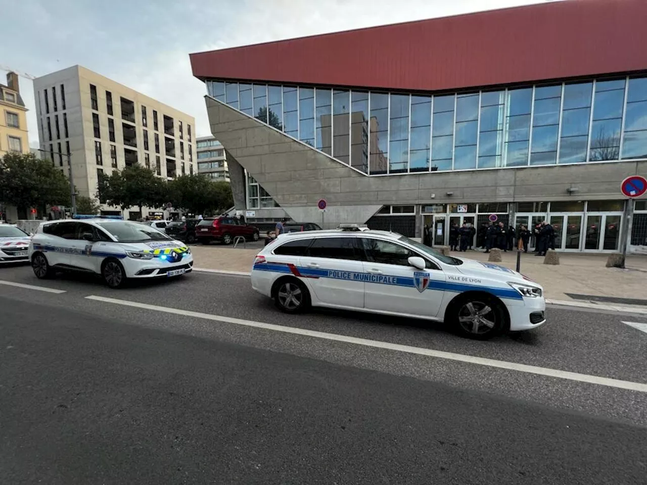 Alerte à la bombe à Lyon : la patinoire Charlemagne évacuée après des menaces