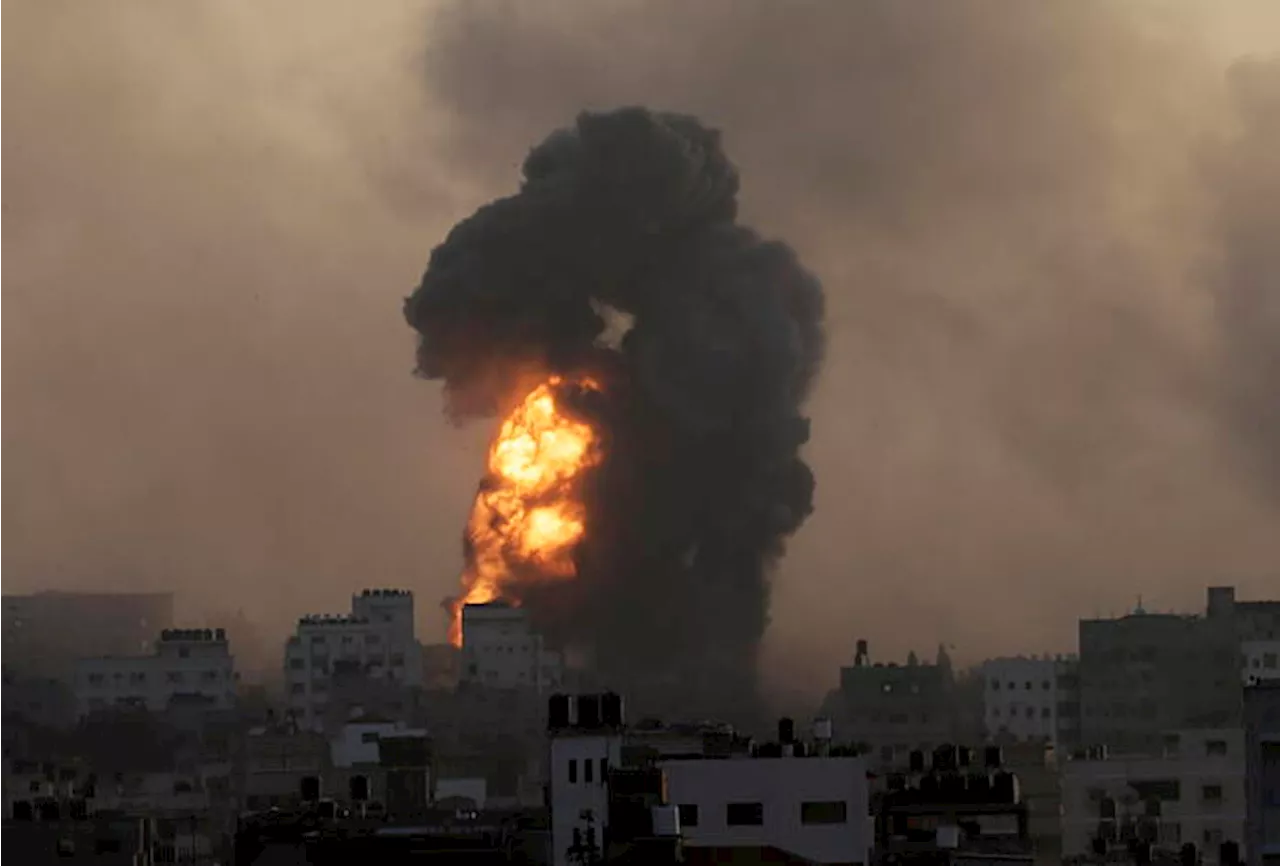 Hamas, bombe israeliane vicino all'ospedale di Gaza City