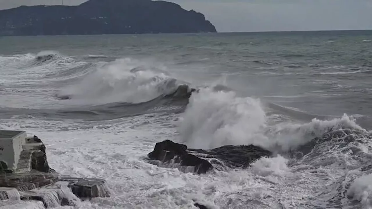 Maltempo a Genova, possibile mareggiata da record