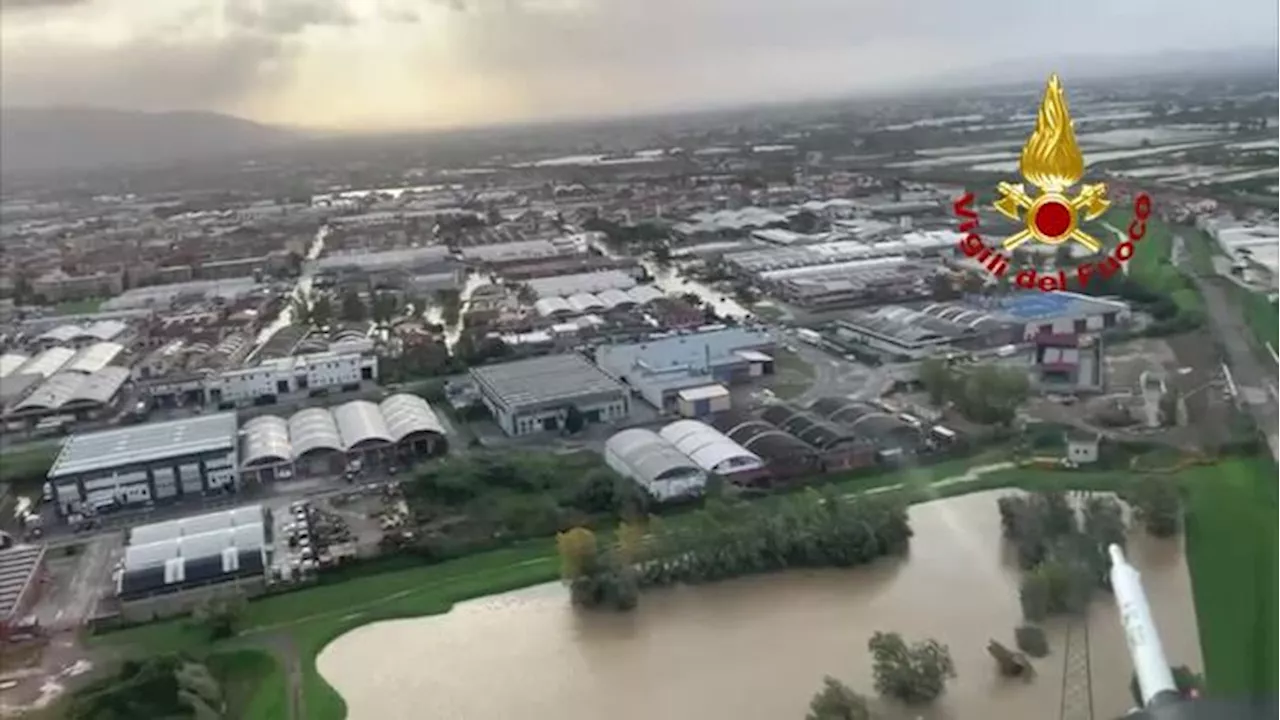 Maltempo Toscana, alluvione a Prato: elicottero dei vigili del fuoco sorvola la zona