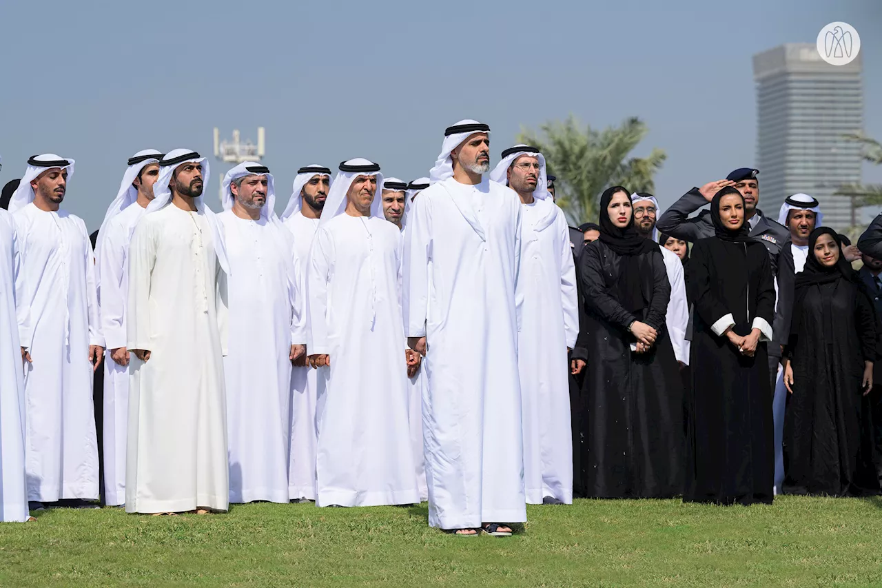 خالد بن محمد بن زايد يرفع علم الإمارات أمام مبنى ديوان ولي العهد احتفاءً بيوم العلم