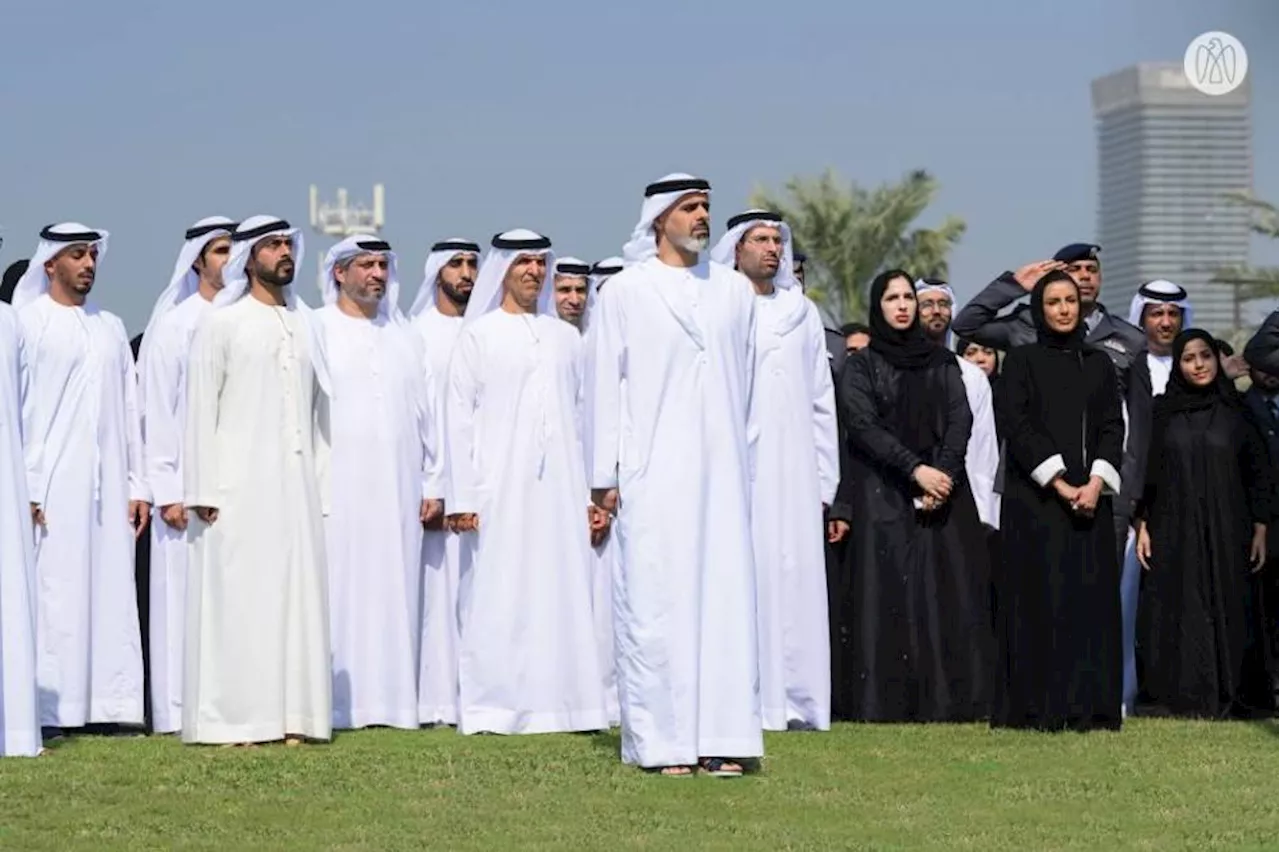 احتفاءً بيوم العلم.. خالد بن محمد بن زايد يرفع علم الدولة أمام مبنى ديوان ولي العهد