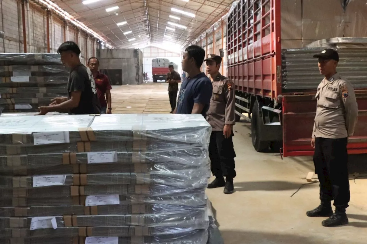 Polres Jepara kawal kedatangan logistik bilik suara untuk KPU Jepara