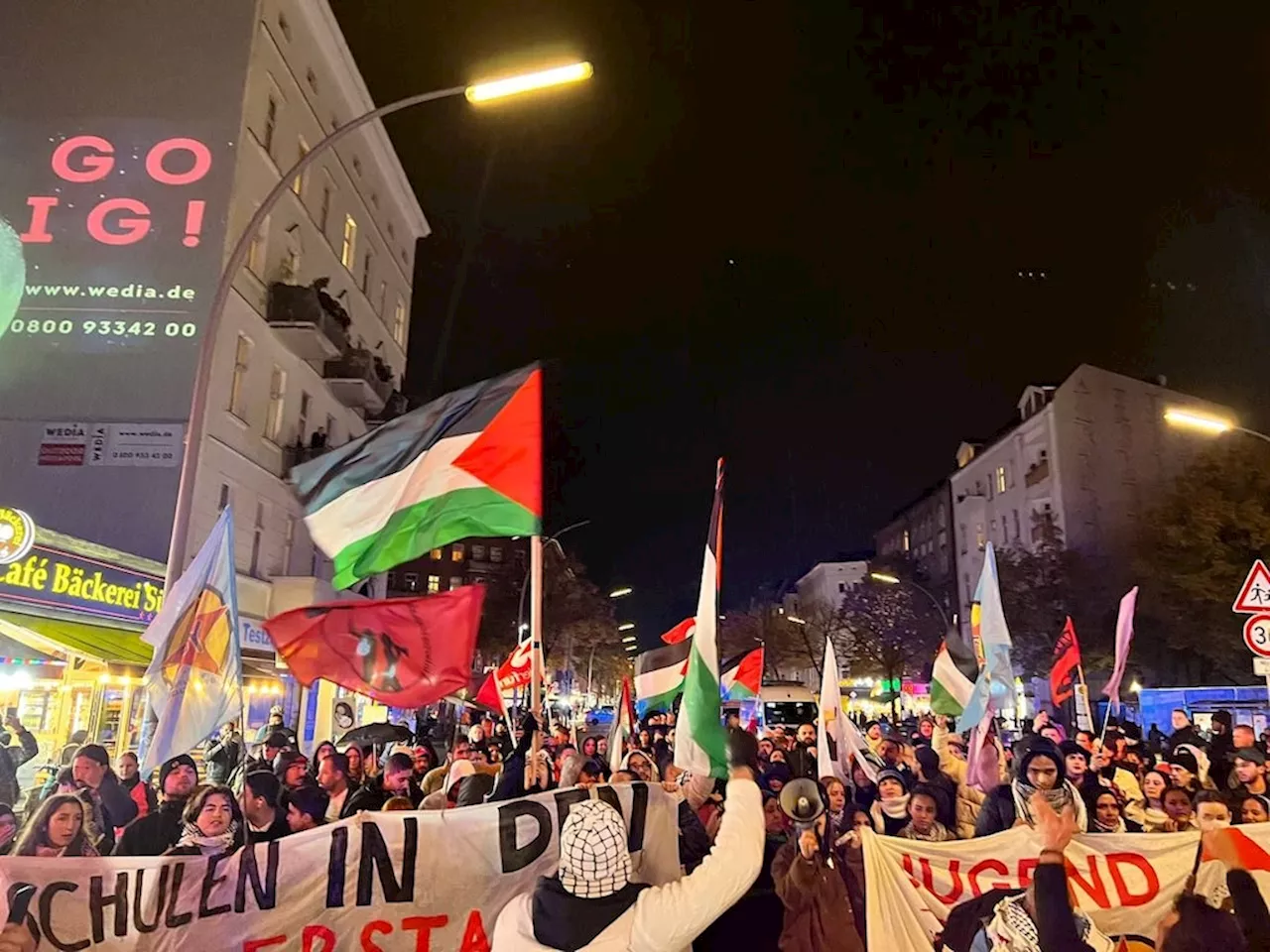 Demo vor dem Ernst-Abbe-Gymnasium in Neukölln: Bilanz der Berliner Polizei