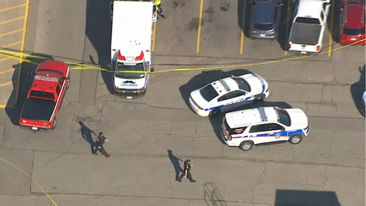 Man dead after being pinned between 2 vehicles in Brampton parking lot