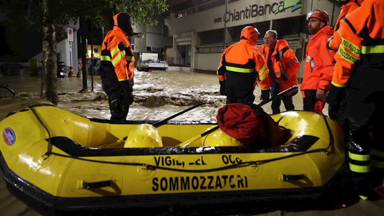 Hochwasser in Italien: Feuerwehr muss Touristen aus ihren Autos retten