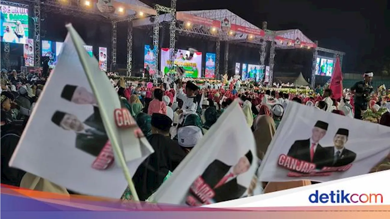 Lautan Manusia Bawa Bendera Ganjar-Mahfud Md Penuhi Stadion Gejos Gresik