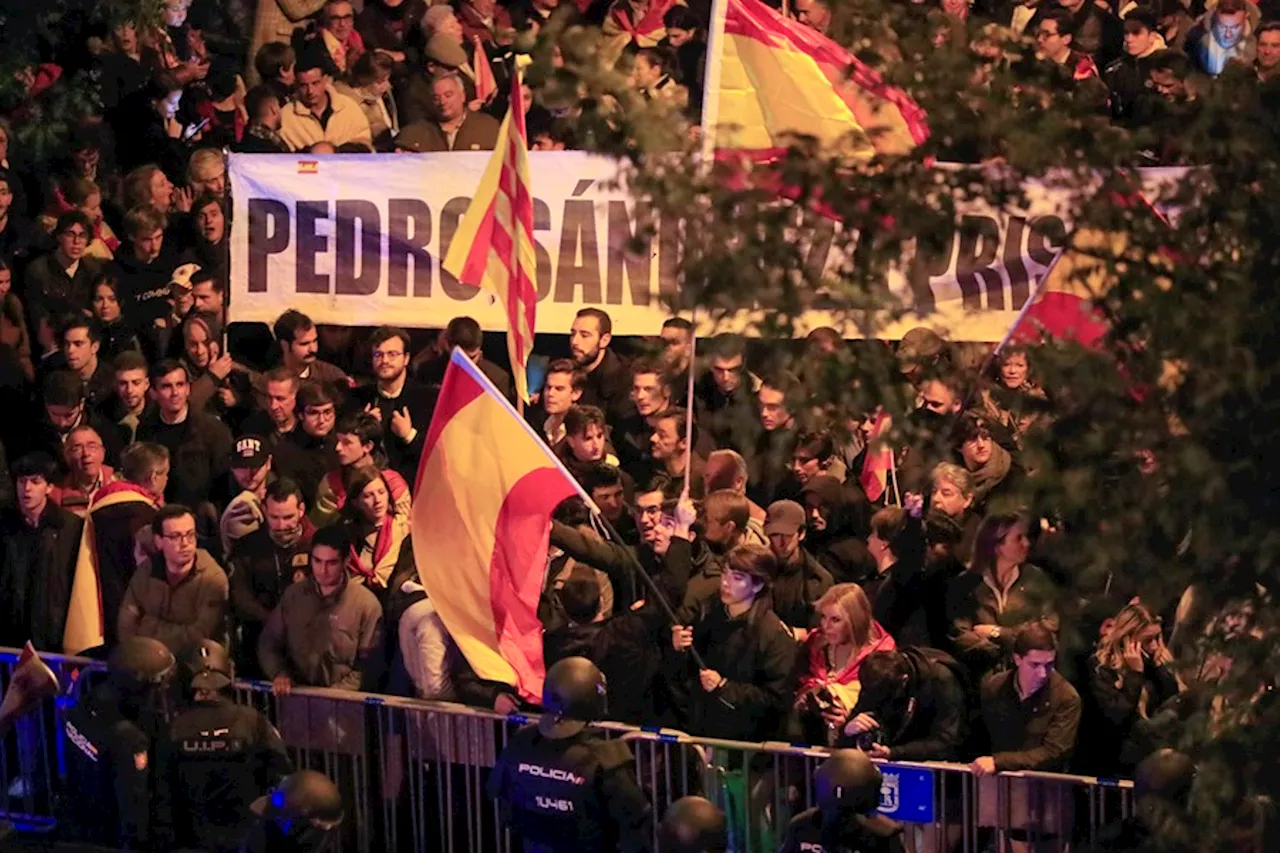 Cientos de personas claman contra la amnistía cerca de la sede del PSOE en Madrid