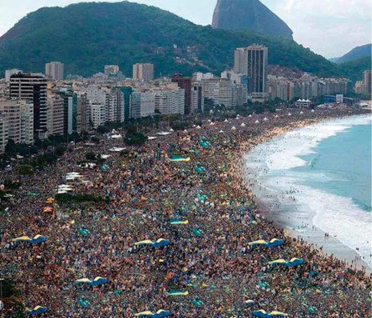 Los hinchas de Boca Juniors se toman la playa de Copacabana