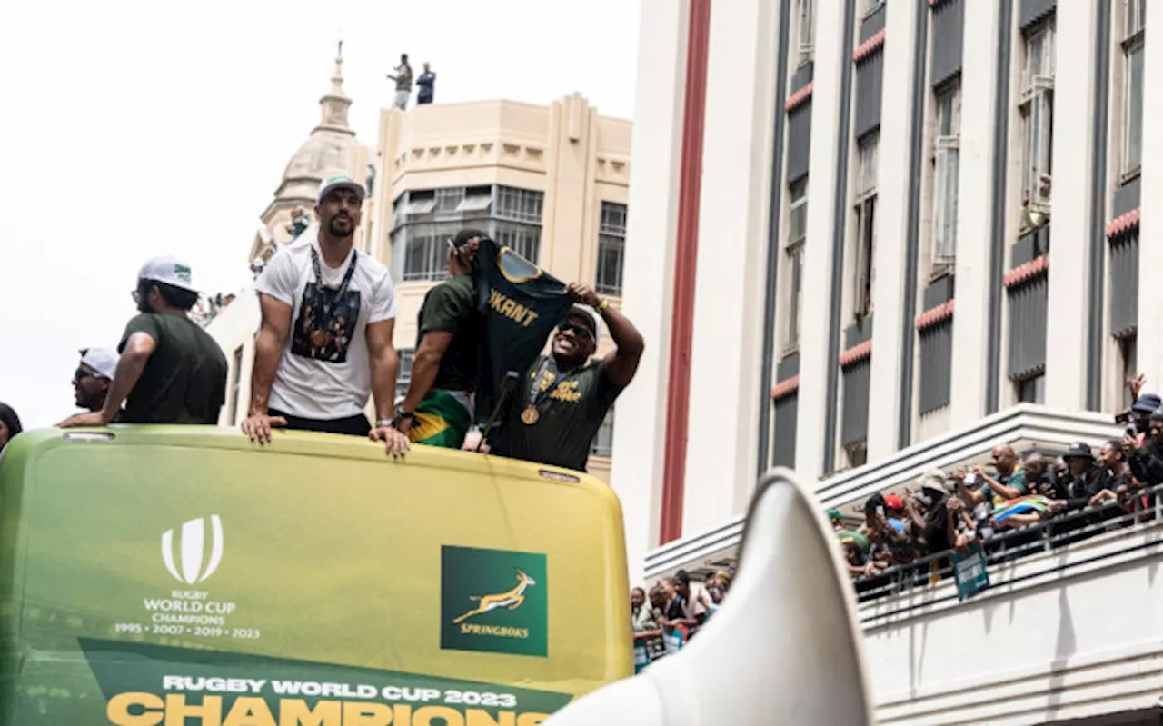 Cheering on the Boks, supporters bring Cape Town CBD to a standstill