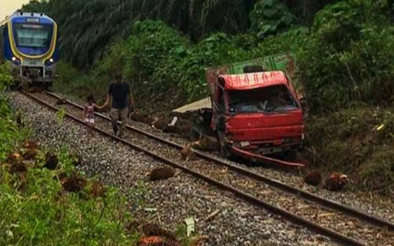 2 cedera kereta api, lori berlanggar