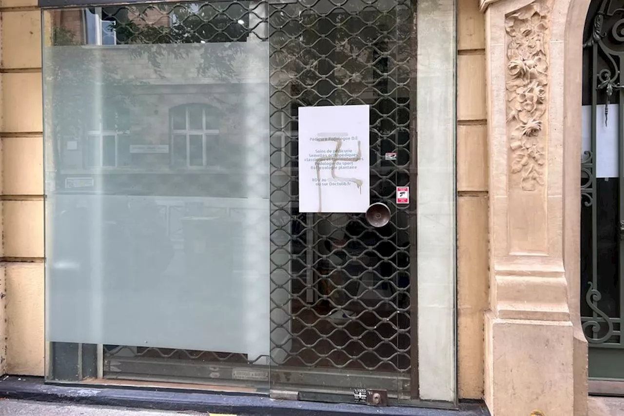 Des croix gammées tagguées dans une rue du quartier des Batignolles à Paris