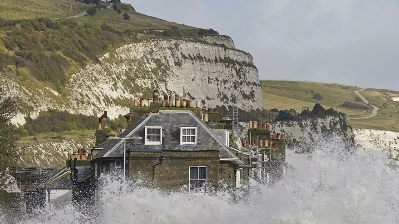 La tormenta Ciarán impacta en Europa con vientos de 200 km/h y deja 7 muertos