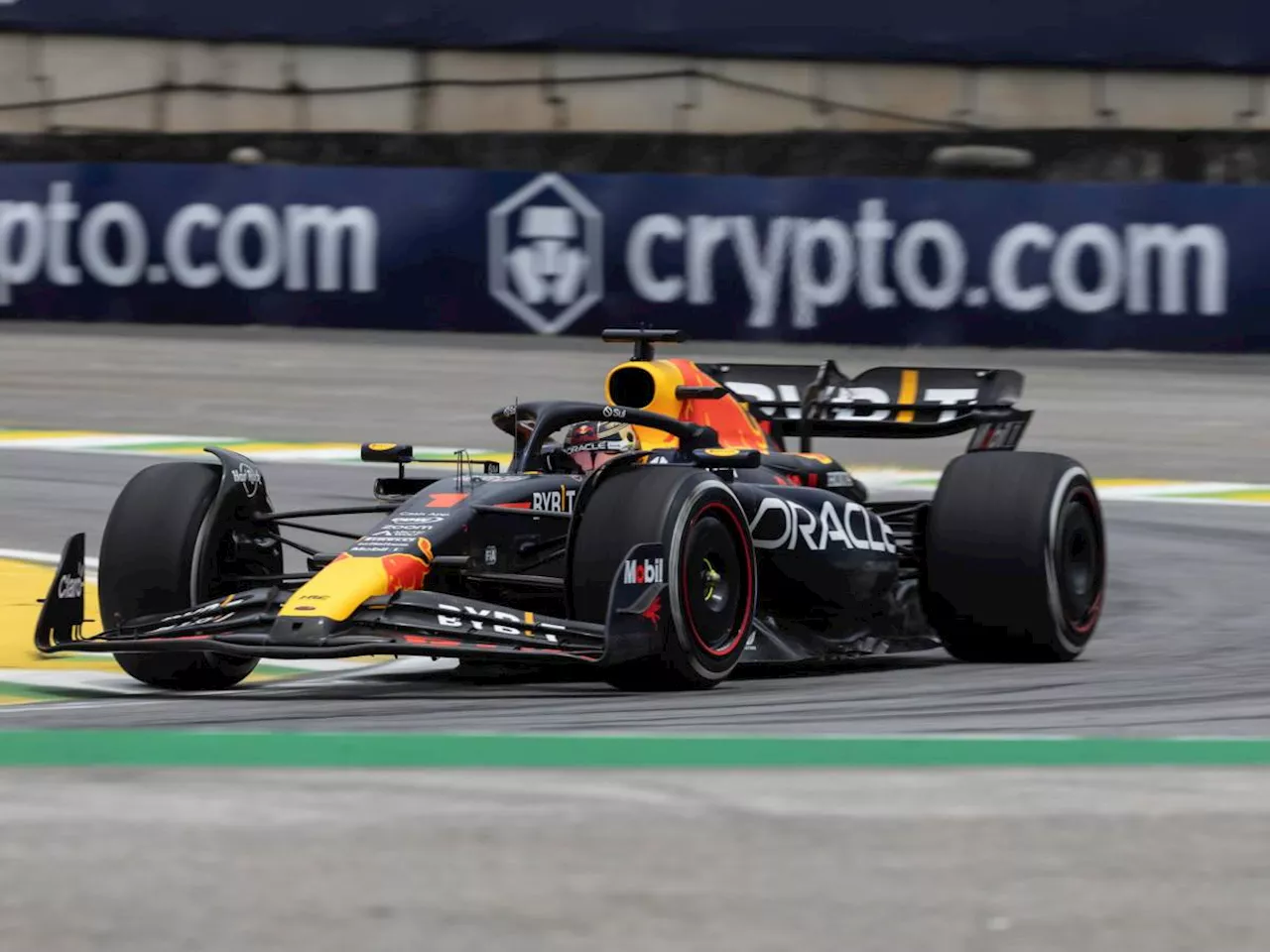 F1, Verstappen conquista la pole a Interlagos davanti a Leclerc