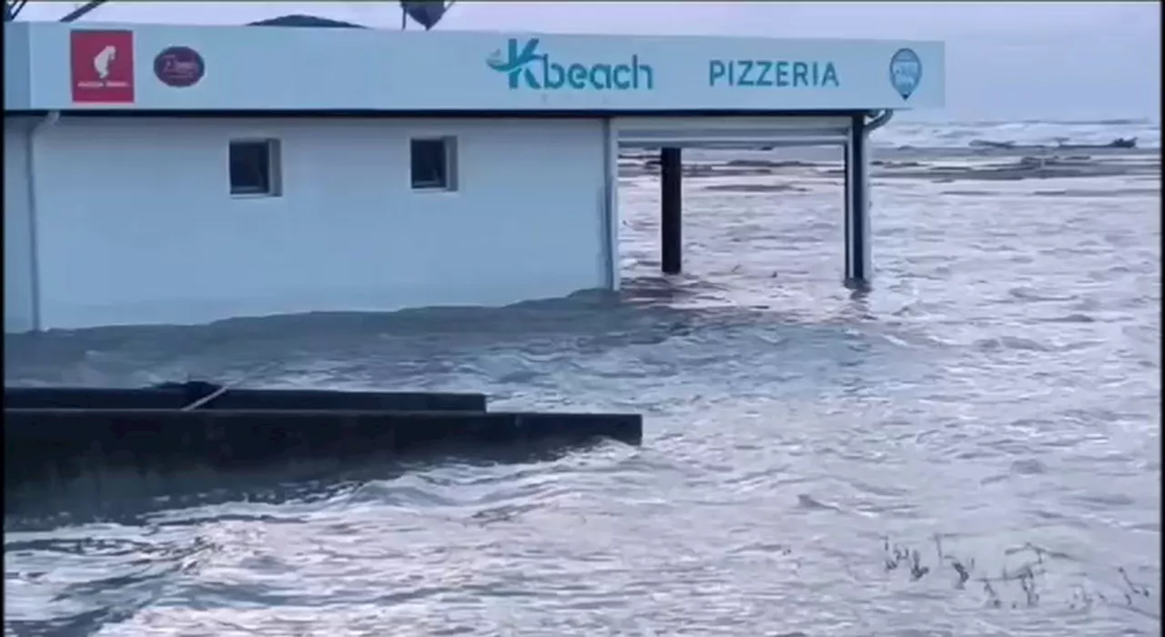 Maltempo, allerta meteo rossa in Veneto: spiaggia divorata dal mare a Bibione