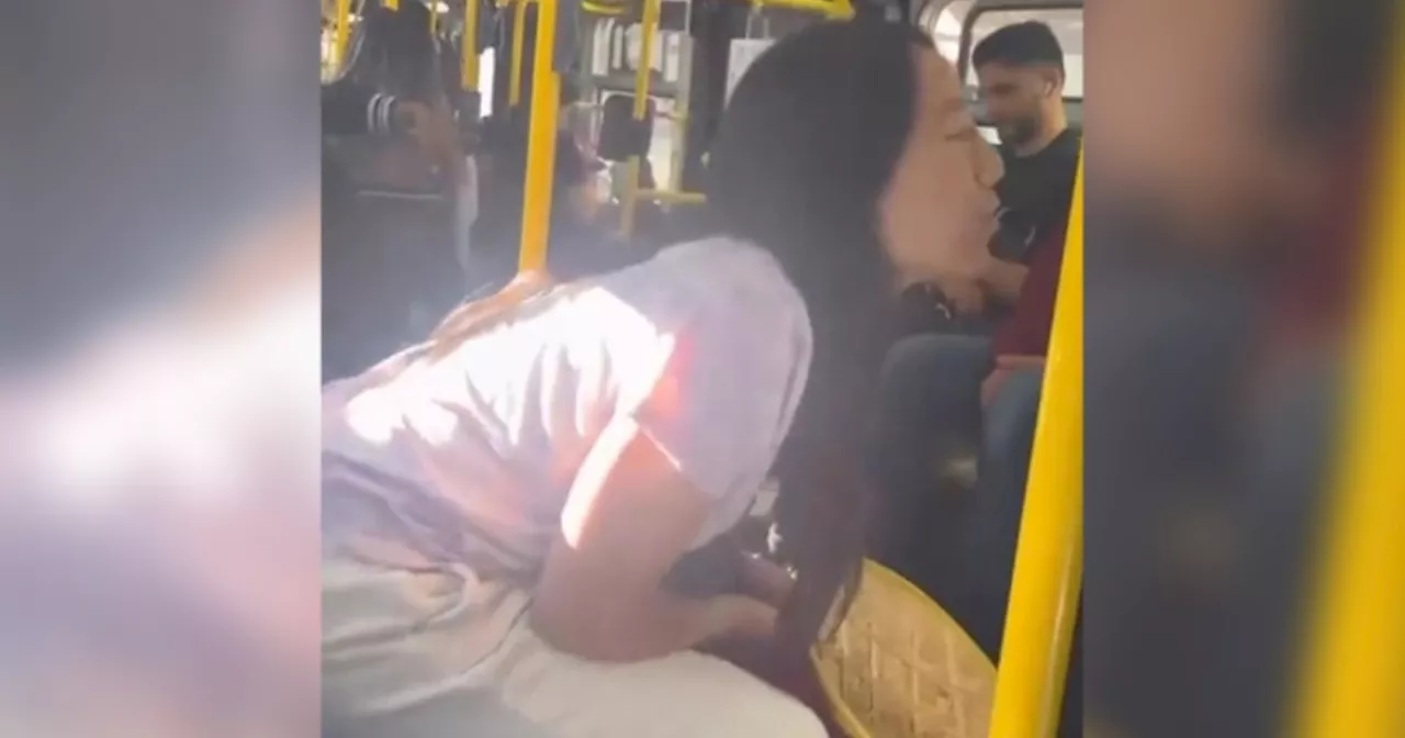 Mujer le ladró a hombre que estaba escuchando música [VIDEO]