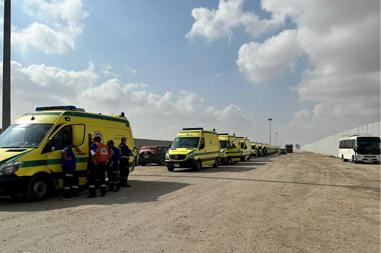 Bombardea Israel convoy de ambulancias; mueren decenas de palestinos