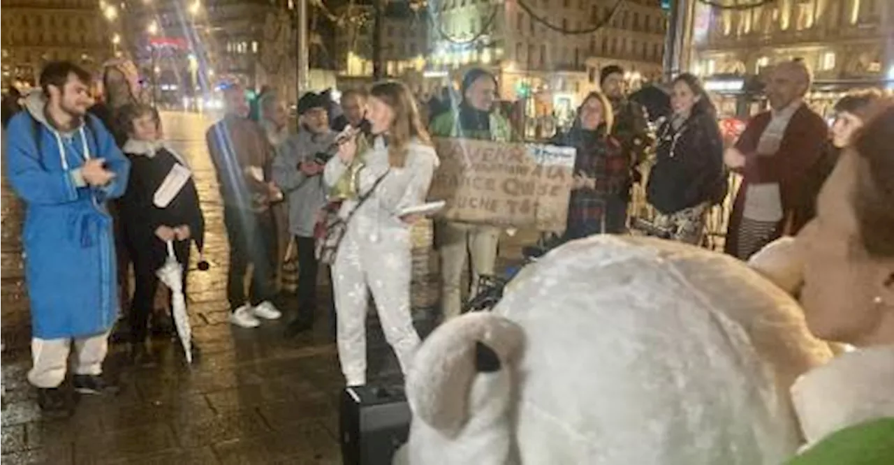 Soirée pyjama sur le Vieux-Port contre la fermeture du métro en soirée