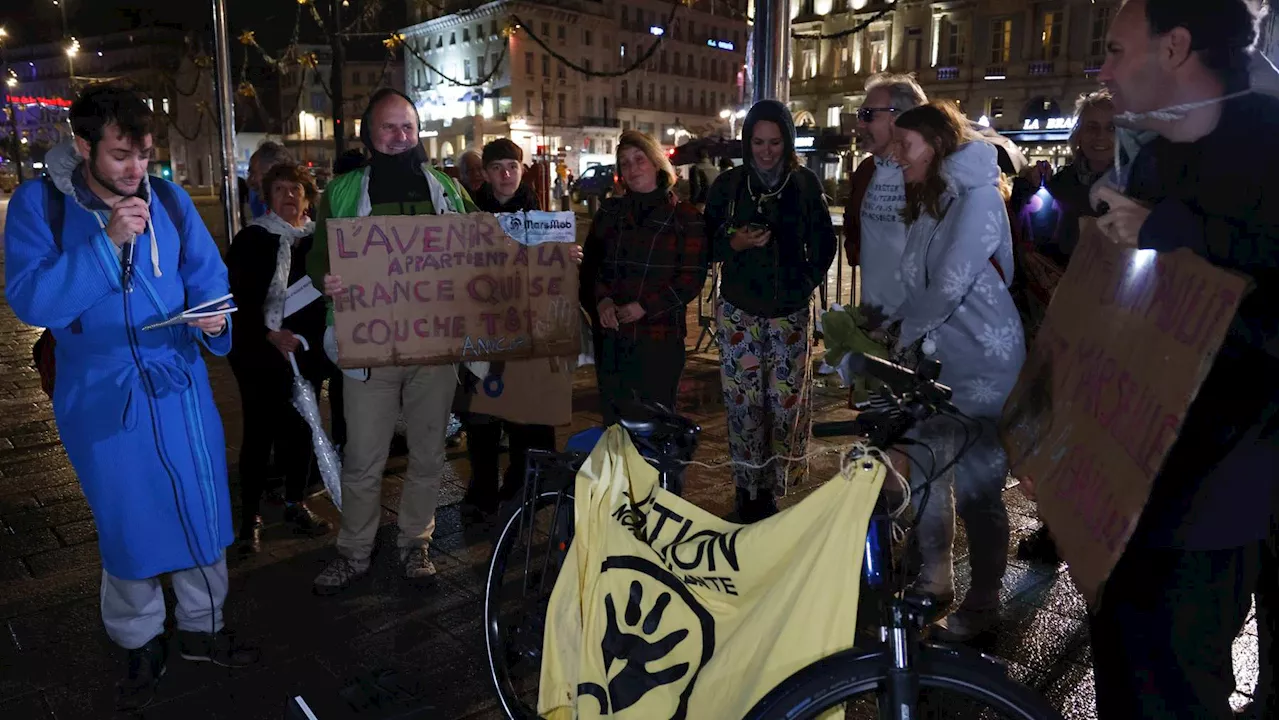 'A Marseille on se couche à 21h30' : ils ont manifesté en pyjama contre la fermeture nocturne du métro