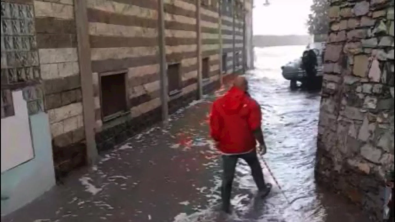 A Recco il mare invade le strade: 'l'alluvione' parte dal molo di Punta Sant'Anna