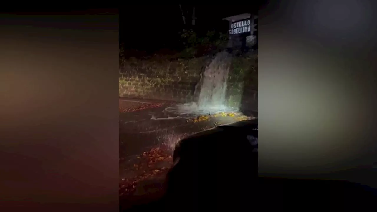 Allerta meteo a Reggio Emilia, una cascata d'acqua invade la strada