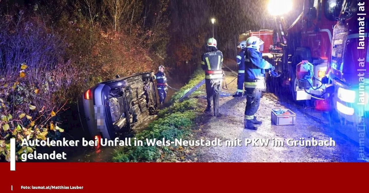 Autolenker bei Unfall in Wels-Neustadt mit PKW im Grünbach gelandet