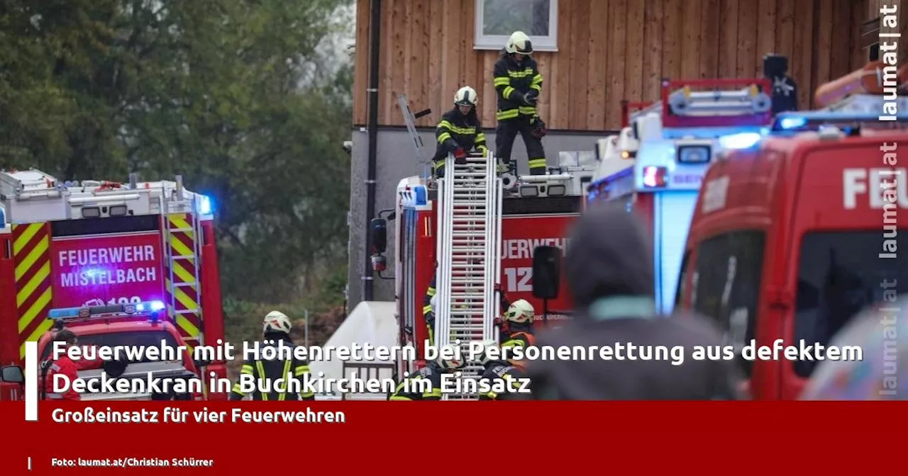 Feuerwehr mit Höhenrettern bei Personenrettung aus defektem Deckenkran in Buchkirchen im Einsatz