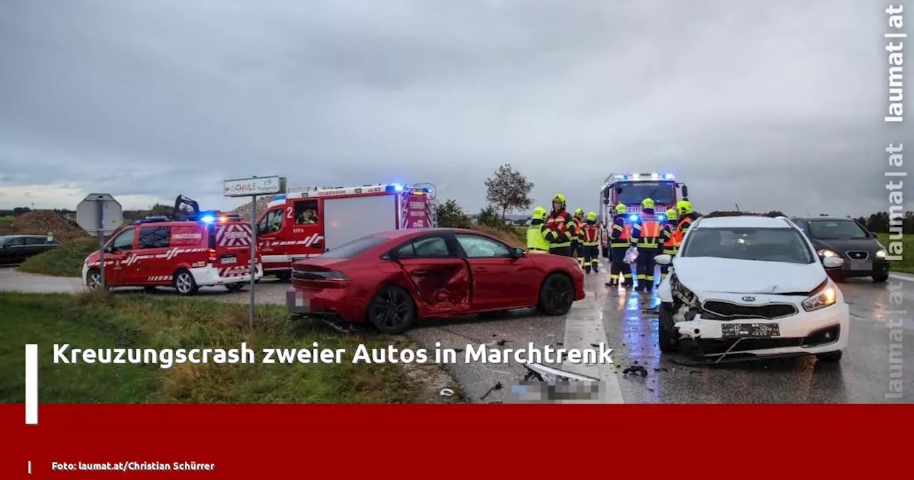 Kreuzungscrash zweier Autos in Marchtrenk