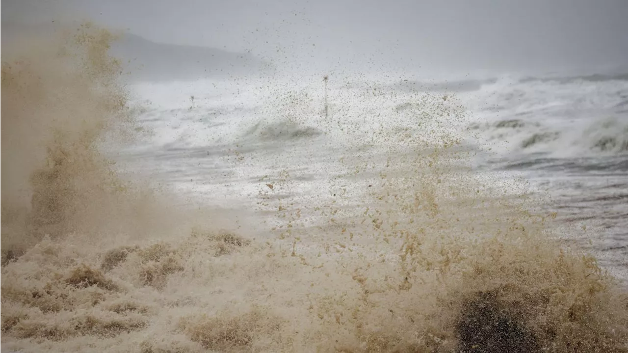 La tempête Ciaran fait une troisième victime, emportée par une vague