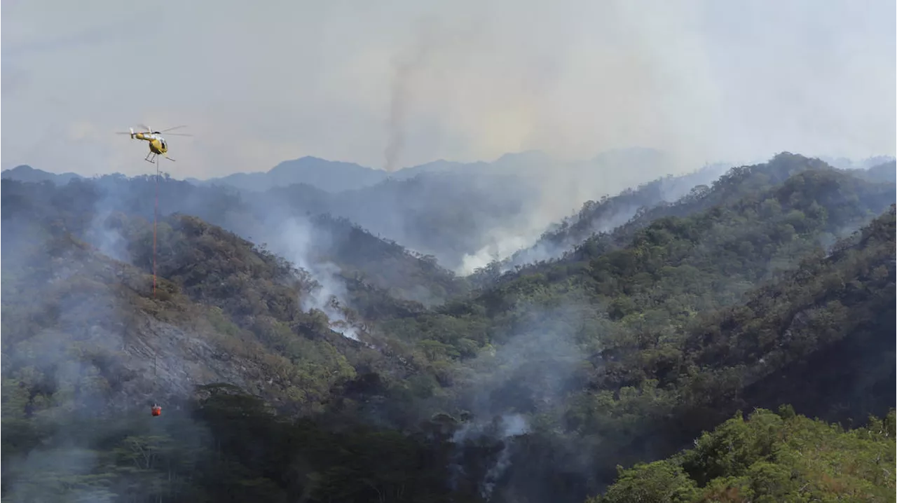 Hawaii firefighters continue to battle wildfire in mountainous Oahu