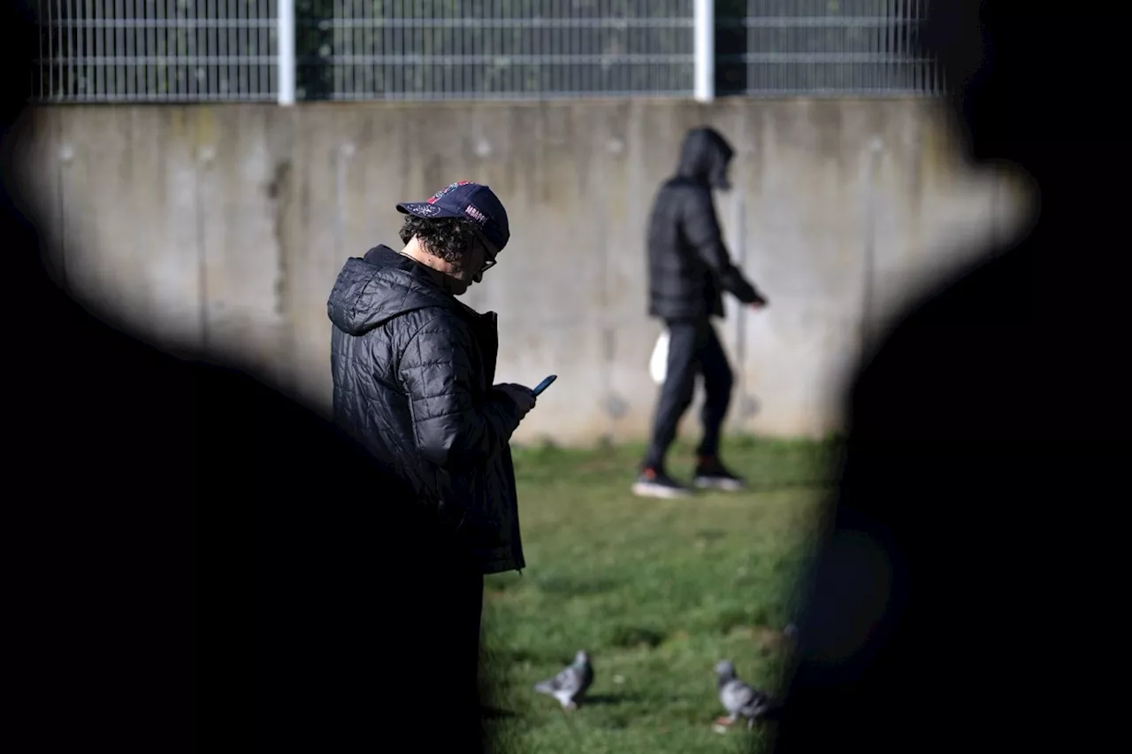 Au centre de rétention de migrants de Paris, tension et détresse en redoutant 'l'avion'