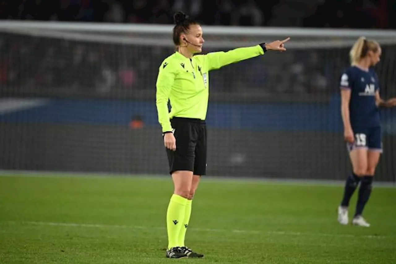 Rebecca Welch, première femme à officier comme quatrième arbitre en Premier League