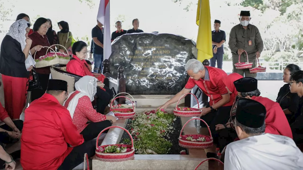 Ganjar-Mahfud Kompak Ziarah ke Makam Sukarno di Blitar: Sudah Lama Diajak Sama Ibu Mega