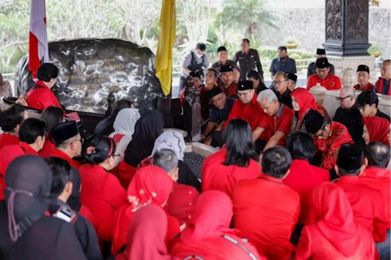 Ganjar-Mahfud Ziarah ke Makam Soekarno