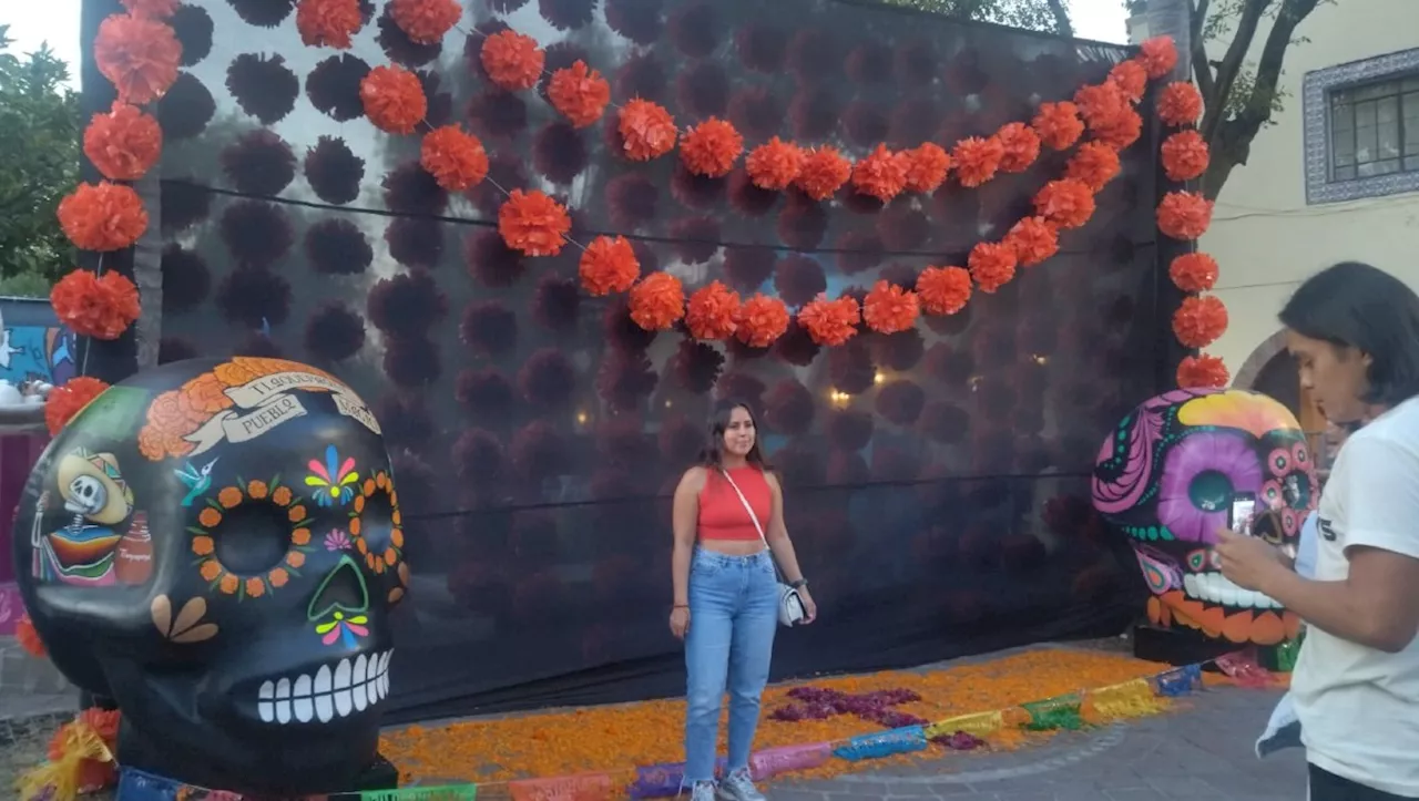 Disfrutan del Festival de Muertos en Tlaquepaque y pasean por el Centro Histórico