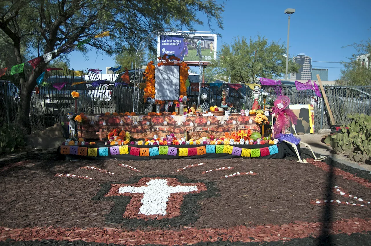 Con altar de muertos recuerdan a migrantes fallecidos en la frontera de Arizona con México