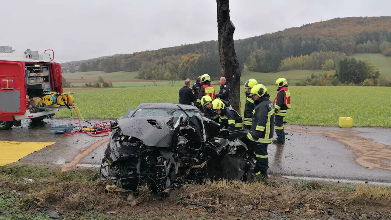 Auto krachte bei Pyhra gegen Baum: Lenker ins Spital gebracht