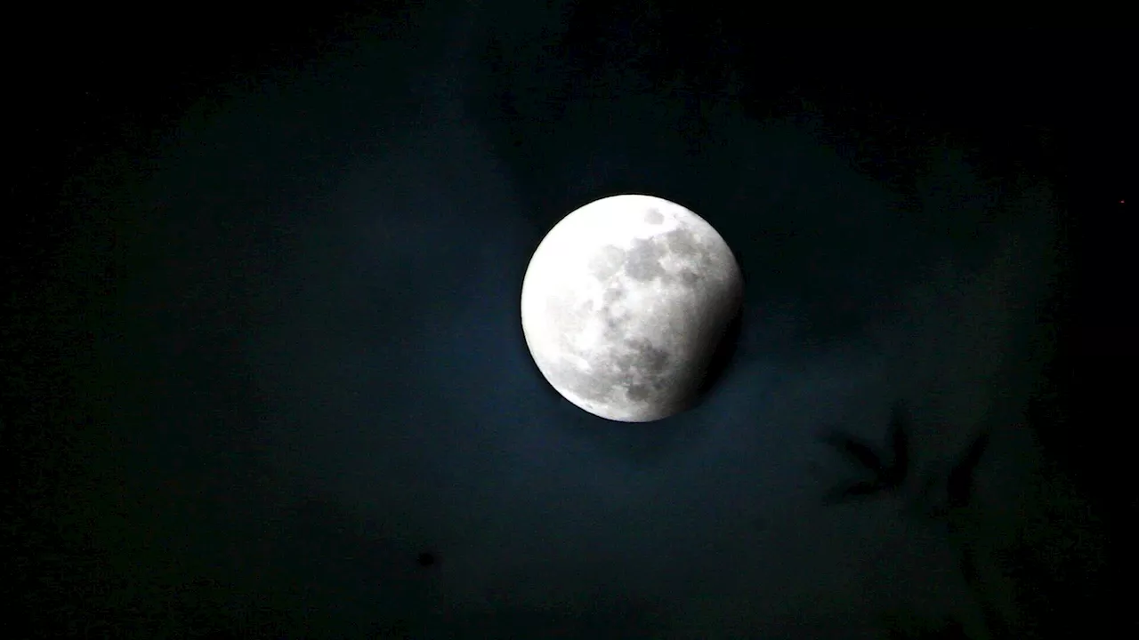 „Vollmond mit Delle“ über Klosterneuburg