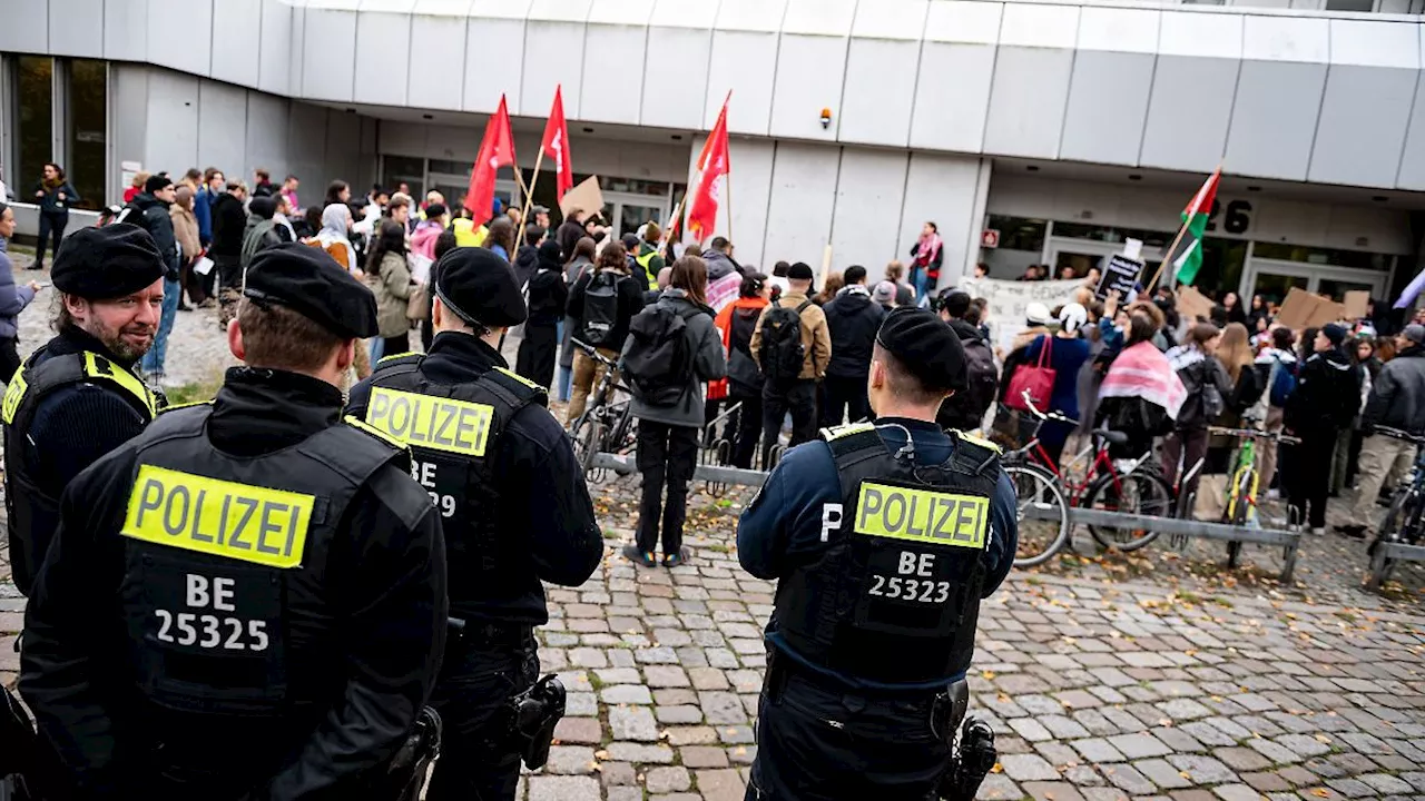 Berlin & Brandenburg: Propalästinensische Demo und Gegendemonstration vor der FU