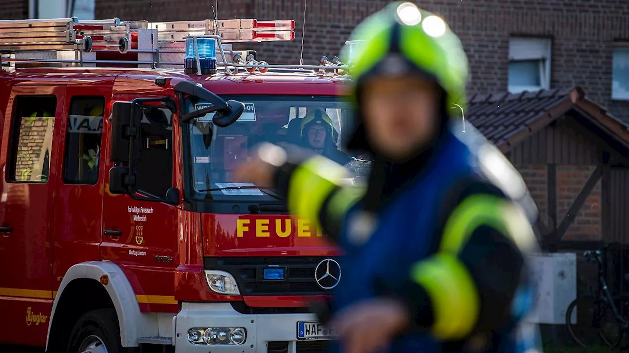 Nordrhein-Westfalen: Feuerwehr: Hund riecht Gas und warnt vor Kellerbrand