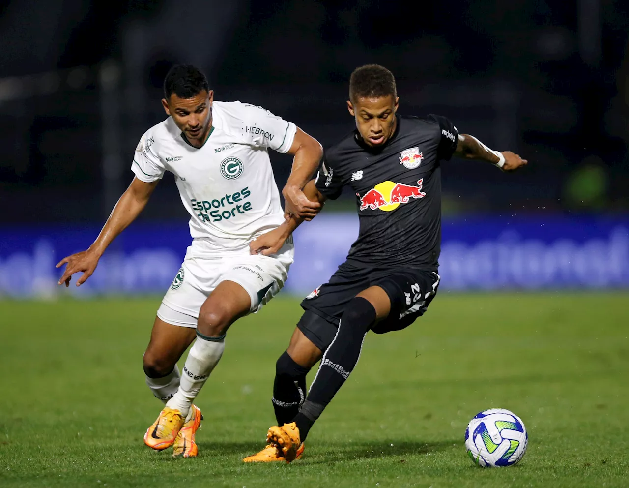 Red Bull Bragantino vence desesperado Goiás, ajuda o Santos e mantém caça ao líder Botafogo