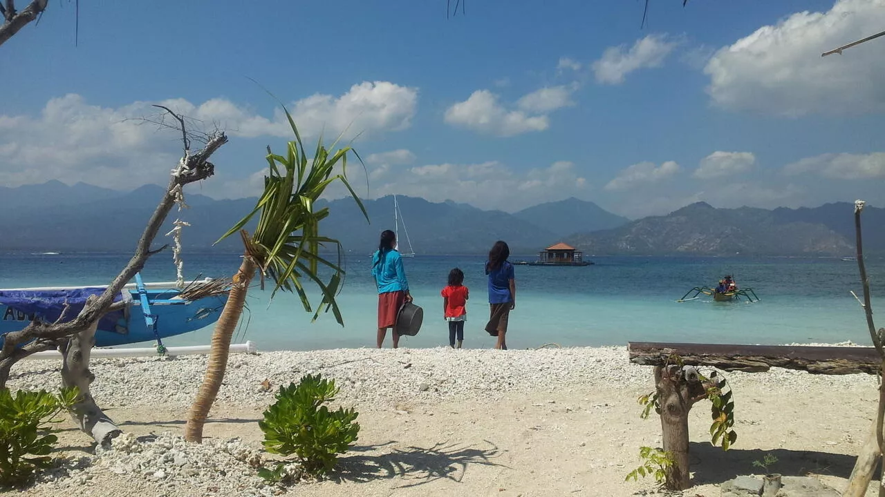  Indonésie: sur l'île de Gili Air, des apprenties nageuses défient les préjugés