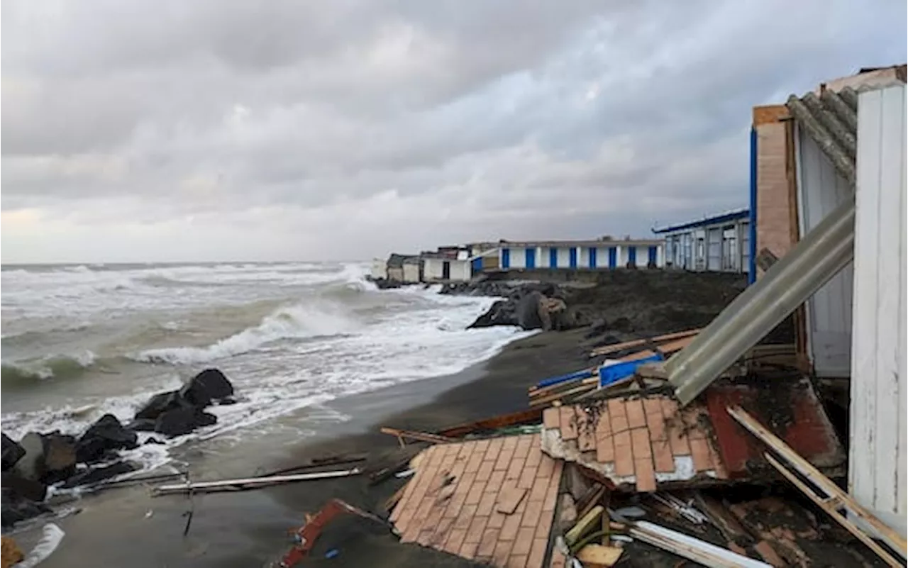 Maltempo, forte mareggiata su litorale Roma: onde oltre i tre metri