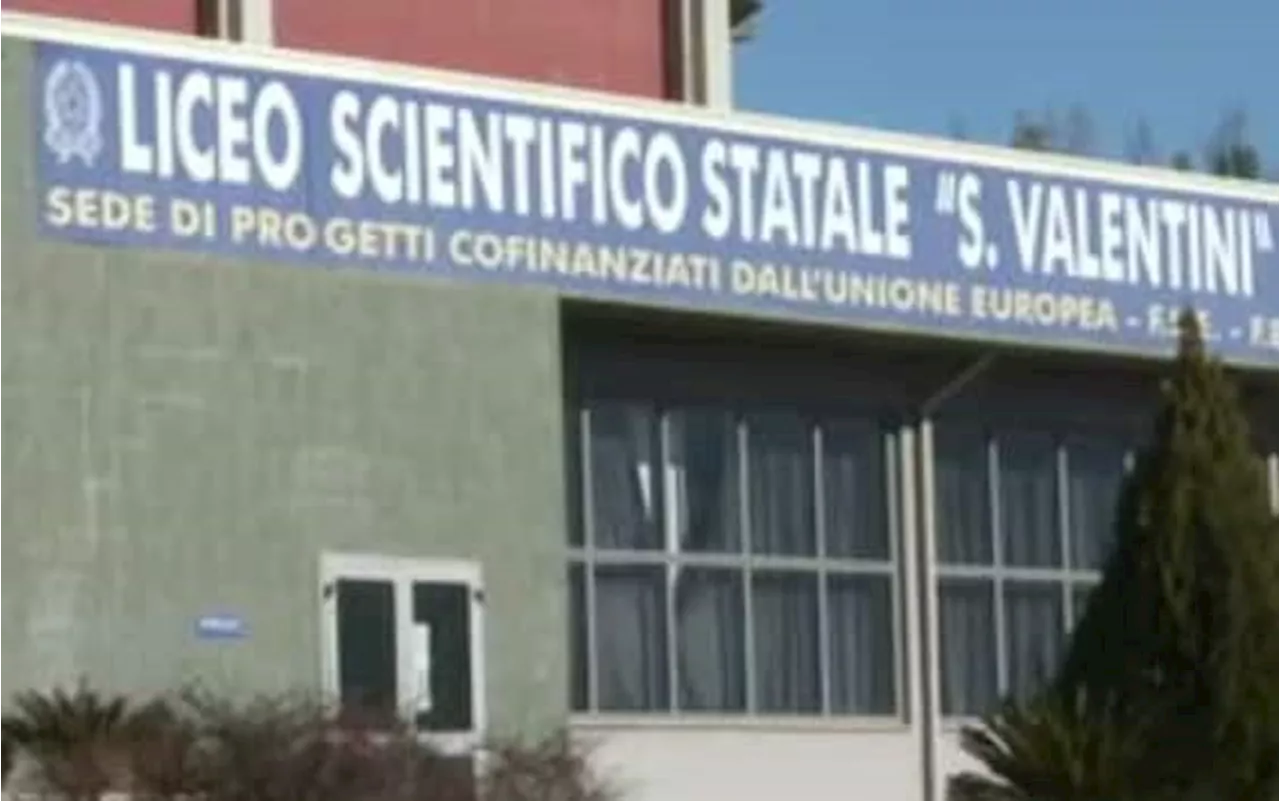 Molestie a scuola nel cosentino, rinviati a giudizio prof ed ex preside