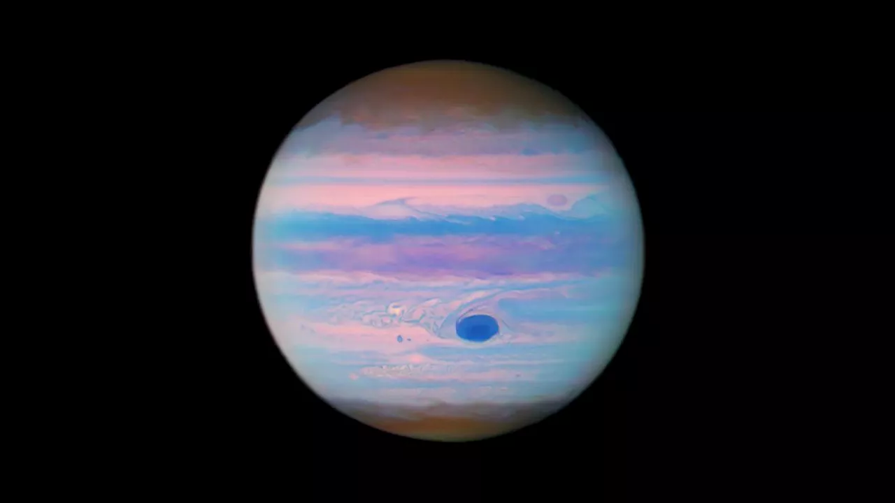 Jupiter's Great Red Spot turns blue in new ultraviolet view from Hubble Telescope (photo)