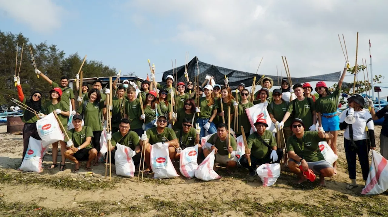 Peduli Pelestarian Lingkungan, Sekelompok Anak Muda Lakukan Aksi Bersih-bersih Pantai Bali