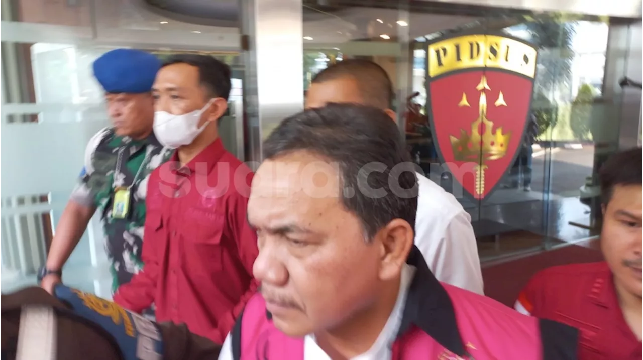 Tangan Diborgol dan Pakai Rompi Pink, Muka Achsanul Qosasi Cemberut saat Digelandang ke Mobil Tahanan Kejagung