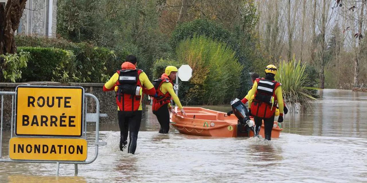 Tempête dans les Landes : un conducteur en difficulté récupéré en bateau par les pompiers