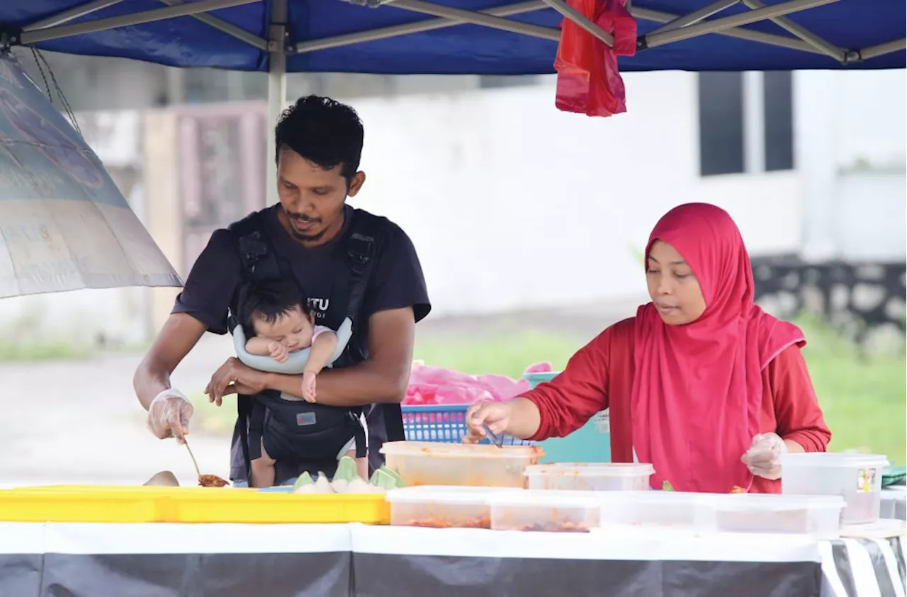 Jual nasi lemak sambil gendong anak demi menyara keluarga