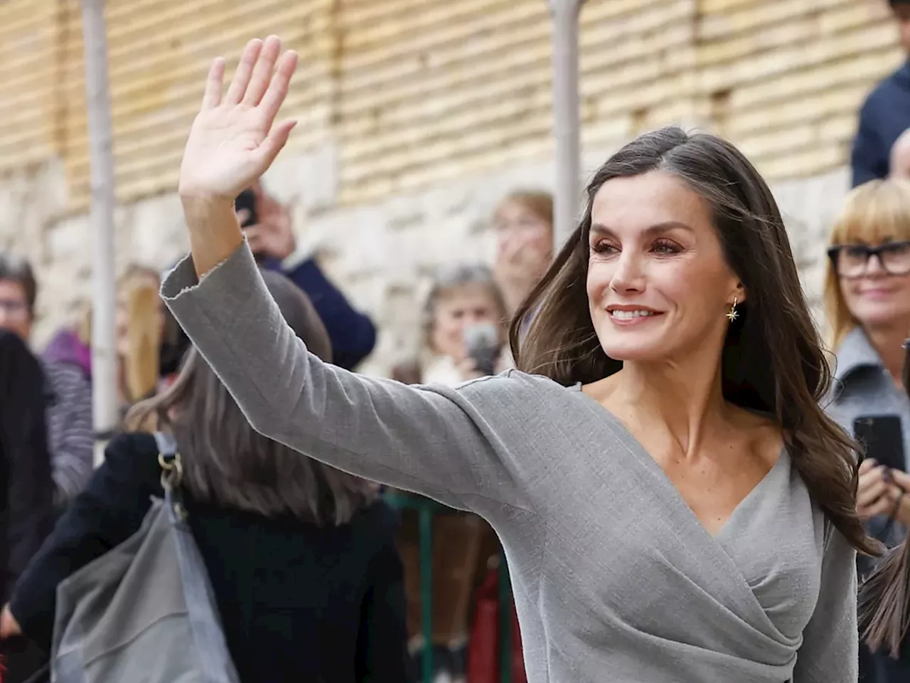 La Reina Letizia reaparece en Navarra con un vestido nuevo deshilachado y botas mosqueteras